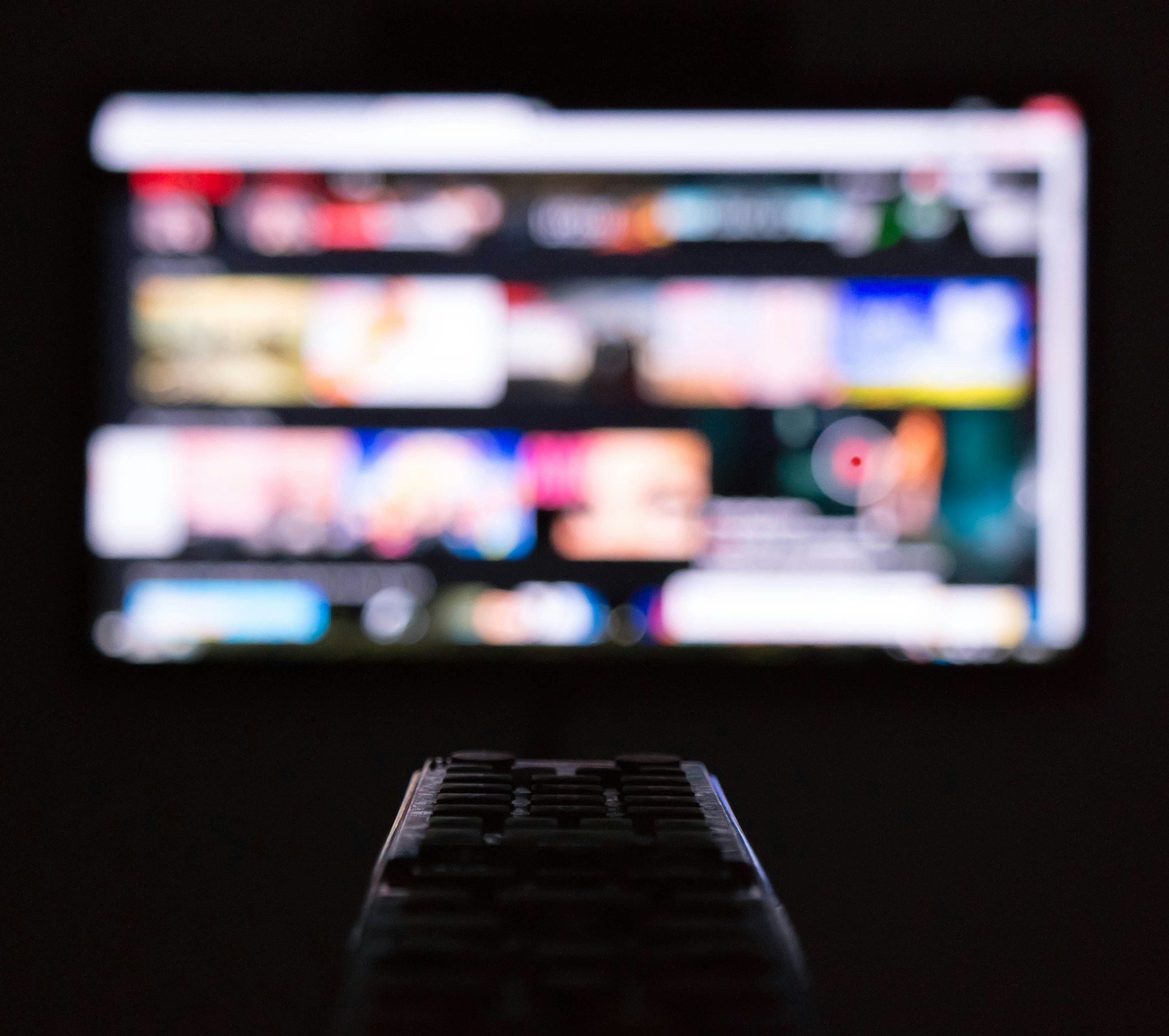 Afstandsbediening voor een tv in een donkere kamer