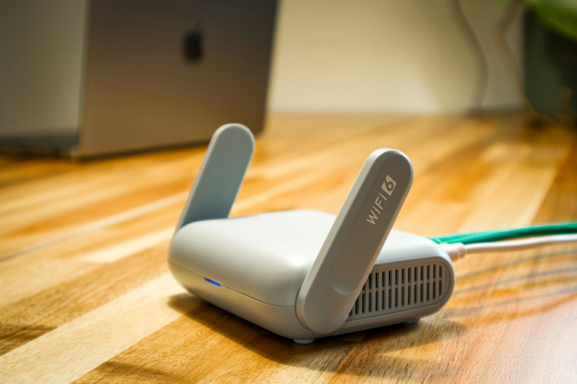Kleine wifi-router op een houten tafel